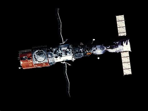 历史上的今天2月19日_1986年苏联和平号太空站发射升空，成为人类首个可以进行长期研究工作的太空站。