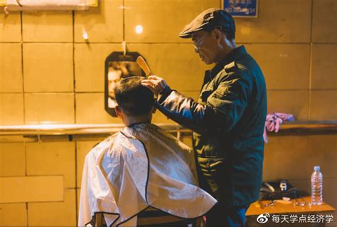 73个外国人，想要拯救一家上海的理发店原创：人物 一家理发店在一个城市倒闭了，似乎够不上一条新闻。但接下来的几周内，这个... - 雪球