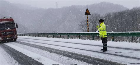 244国道潘太路秦岭山顶路段出现降雪 请司机谨慎驾驶-西部之声