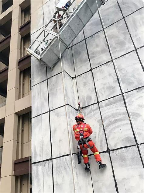 两工人被困60米高空，消防2小时营救