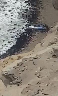 美国一辆越野车从悬崖上滚落 险些砸到过路汽车