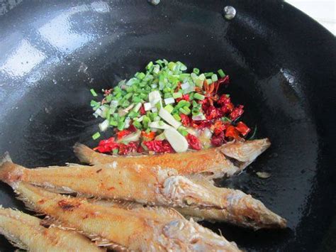 烤沙丁鱼的做法_烤沙丁鱼怎么做_美食杰