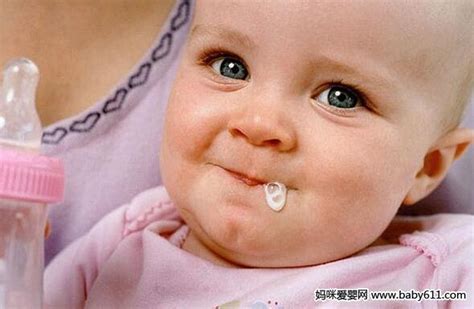 新生婴儿吐奶时如何紧急处理