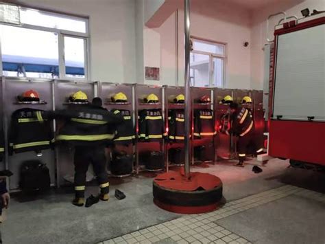 汉沽三中学生走进消防队体验消防救援工作