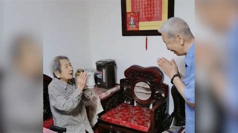 六十多岁儿子跪地向老母亲献花，村里的老人这样过母亲节_七环视频_澎湃新闻-The Paper
