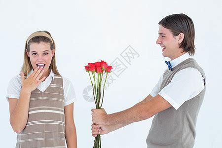 帅哥吹亲吻 拿着玫瑰高清图片下载-正版图片321757747-摄图网