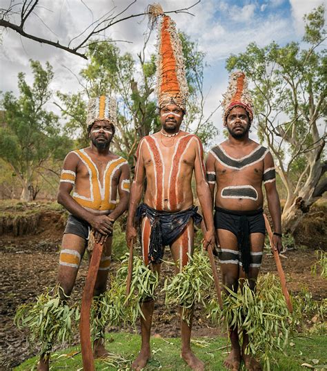 澳洲土著部落神秘风俗:用岩石划伤自己以＂唤醒祖先＂_世界风俗网