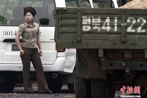 组图：丹东对岸朝鲜女兵穿高跟鞋带金色手表新闻频道__中国青年网