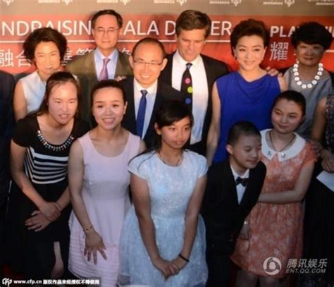 杨澜夫妇首次携女儿出席公开活动
