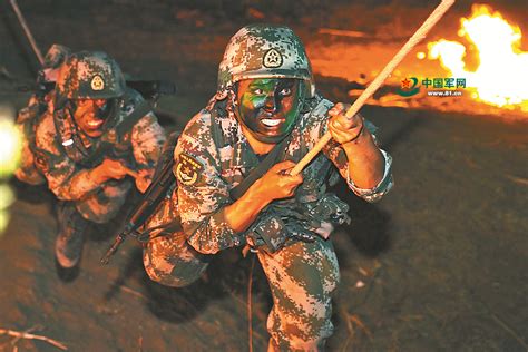 特战队员操练起来 反劫持战斗在海边打响 - 中国军网