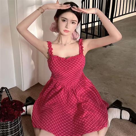 连衣裙发型甜美女生头像