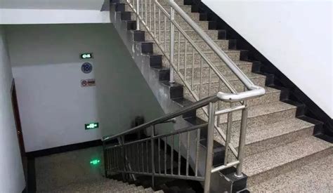 疏散楼梯开口.直通室外安全出口-与其他门窗洞口安全距离！ - 土木在线