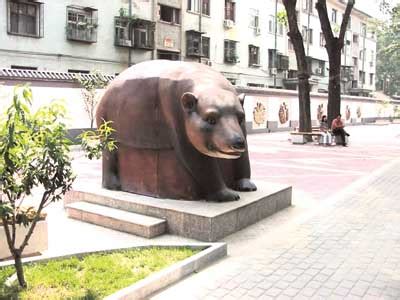 硫酸泼熊事件后续报道：为受伤熊建纪念浮雕(图)