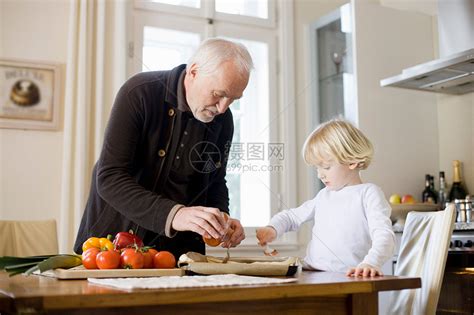 爷爷和孙子一起做饭高清图片下载-正版图片501449621-摄图网
