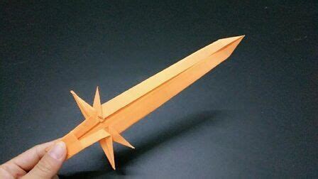 【创意折纸】带机关的弹出剑！竟然只用一张纸做出！玩法太牛了！