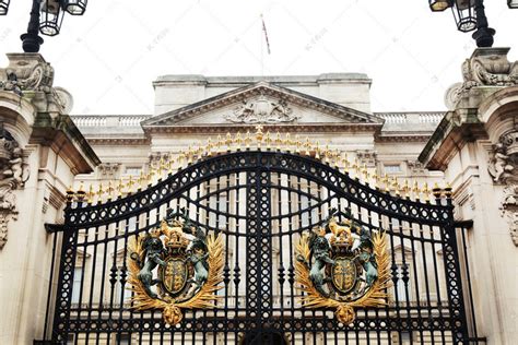 英国菲利普亲王去世 白金汉宫降半旗民众献花悼念-搜狐大视野-搜狐新闻