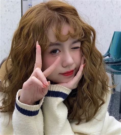 法式短发温柔女生头像