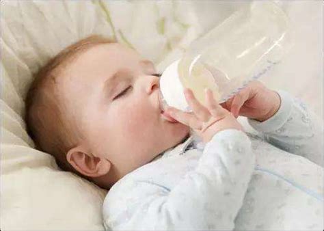宝宝老是呛奶怎么办？如何防止新生儿呛奶 - 母乳喂养 - 第一宝宝育儿网