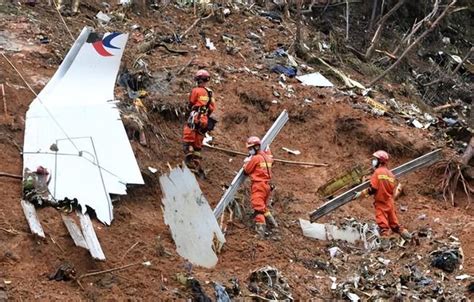 飞机失事数天后，遇难人员被埋葬在飞机失事的山坡上_凤凰网视频_凤凰网