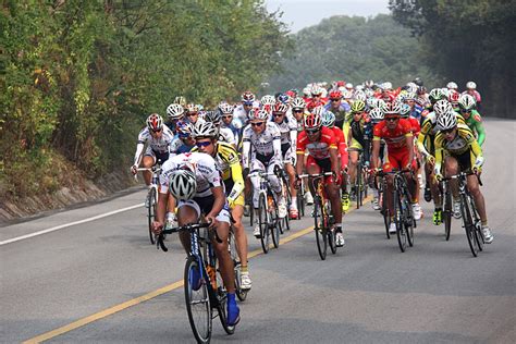 在具有挑战公路自行车比赛中高清图片下载-正版图片504760330-摄图网