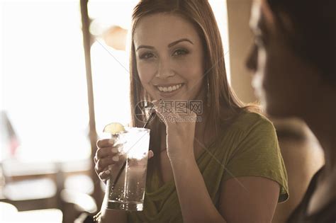 酒吧里喝酒的长发女人高清图片下载-正版图片600168977-摄图网