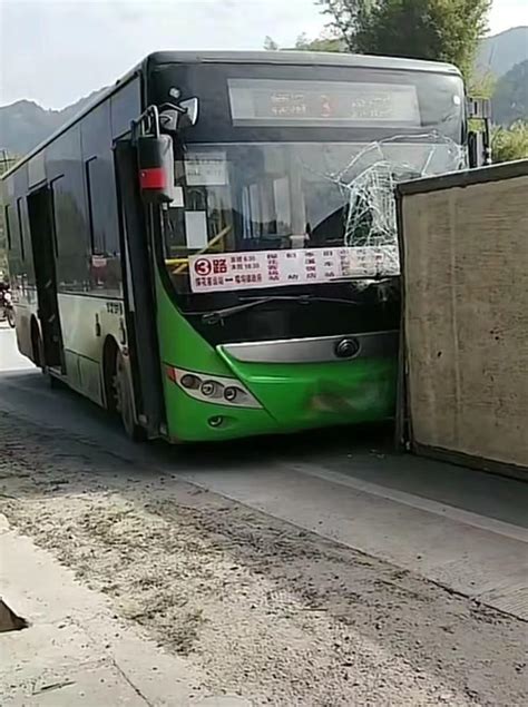 突发！梧州岑溪市一公交车与货车发生碰撞，大货车侧翻在地