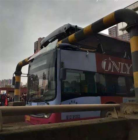 武汉公交车撞上限高架致1死7伤 双层公交已数次被“削顶” | 北晚新视觉