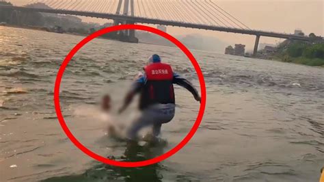 男童捡鞋时滑倒溺水，快艇船长跳水救起_凤凰网视频_凤凰网