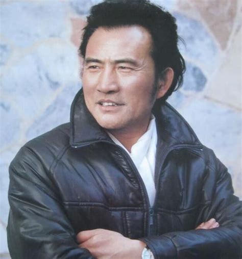他是中国首位柏林影帝，演过50多个角色，比吴京还要“死磕拼命”，但大家都说他不红！