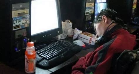打工小伙子宁愿天天去网吧，也不愿意自己买电脑，这种做法傻吗？_小张
