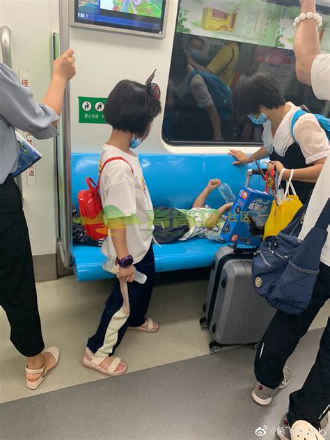 地铁三号线上很多人站着 小朋友就这样躺在座椅上-青青岛社区