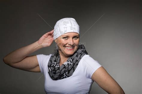 带着头巾患癌症的中年女患者高清图片下载-正版图片503048702-摄图网