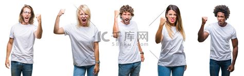 成群结队的人穿着休闲的白色 t恤在孤立的背景愤怒和疯狂的举起拳头沮丧和愤怒, 同时大喊愤怒。愤怒和进取的概念.高清摄影大图-千库网