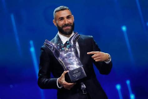 C罗荣膺上赛季欧足联年度最佳球员 - 知乎