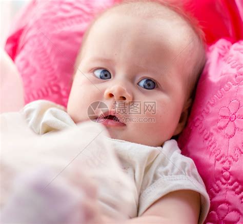 可爱的小小宝宝盯着 闭着眼高清图片下载-正版图片321595617-摄图网