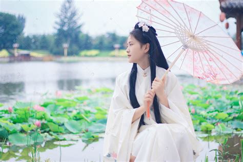 拿伞摆拍古风照片女生头像