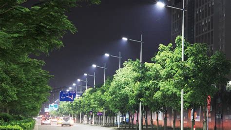 照亮回家“最后一公里”，路灯能耗降低三分之一，二代“智慧路灯”首现江城，环保节能灯遍布市民家门口