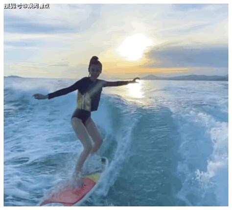 阴天用冲浪板游泳的年轻女子高清图片下载-正版图片503546975-摄图网