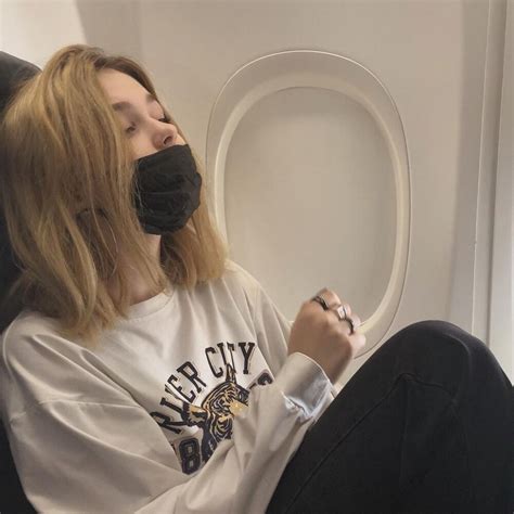 黄色系欧美女头图片