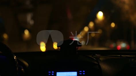 夜间城市街道路上接近汽车从沥青层闭近高清图片下载-正版图片304410112-摄图网