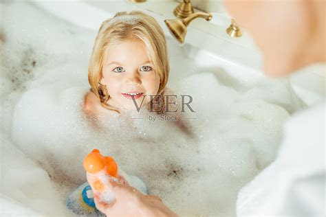 妈妈在浴缸里给女儿洗澡照片摄影图片_ID:304156302-Veer图库