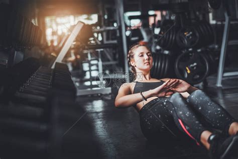 年轻有吸引力的健身女子在健身房里用机器和哑铃进行锻炼个人运动为健康的生活概念而使高清图片下载-正版图片506671906-摄图网