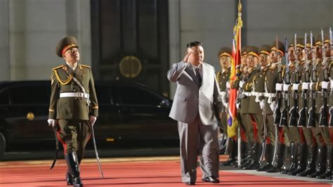 朝鲜举行阅兵式庆祝劳动党建党75周年，金正恩出席并发表讲话_凤凰网视频_凤凰网
