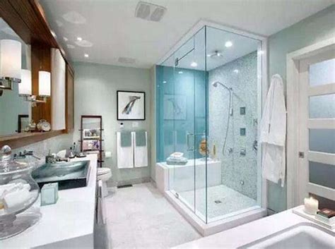以玻璃隔间打造干湿分离设计，让浴缸区兼具淋浴区机能；增设上下浴柜_装修美图-新浪家居