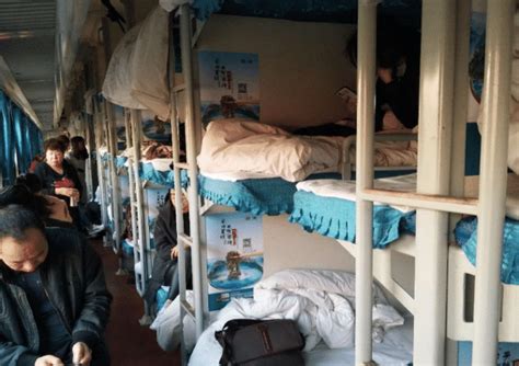 女子乘火车座位被占爬行李架睡觉：睡了一个多小时，困得受不了|火车_新浪新闻