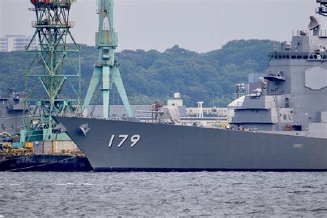 日本海上自卫队雾岛号宙斯盾驱逐舰驶出横须贺港__财经头条