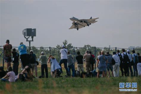 2013莫斯科航展"八一“飞行表演队歼-10B起飞 - 爱空军 iAirForce