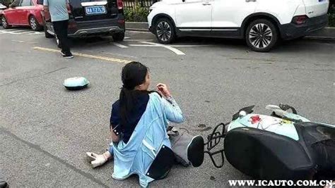 柳州街头发生惊险一幕！男童忽然从电动车后座摔下，后方小车避让不及……__财经头条