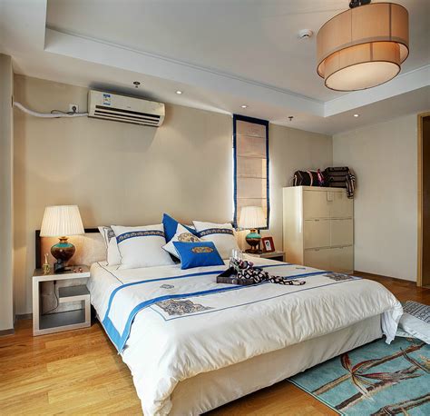 设计理念：卧室温馨的色调搭配鲜明的蓝色对比强烈，效果出彩。_装修美图-新浪家居
