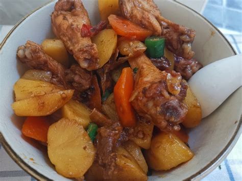 【鸡翅根炖土豆的做法步骤图，怎么做好吃】觅食的丢丢_下厨房